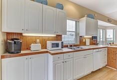 Khác 7 Spacious Home with Private Balcony and Ocean View by RedAwning