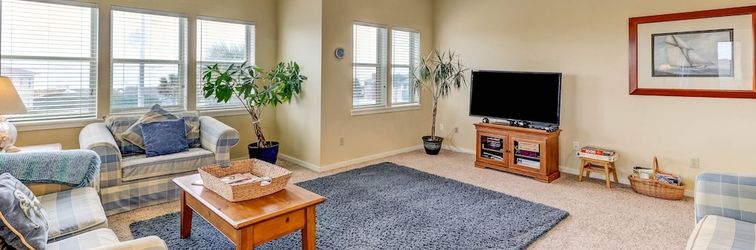 Khác Spacious Home with Private Balcony and Ocean View by RedAwning