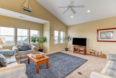 Khác Spacious Home with Private Balcony and Ocean View by RedAwning