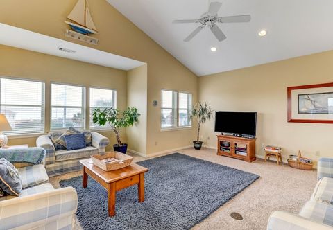 Others Spacious Home with Private Balcony and Ocean View by RedAwning