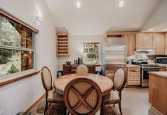 Others 4 61mbr - Hot Tub - Wi-fi - Pets Ok - Sleeps 6 3 Bedroom Home by Redawning