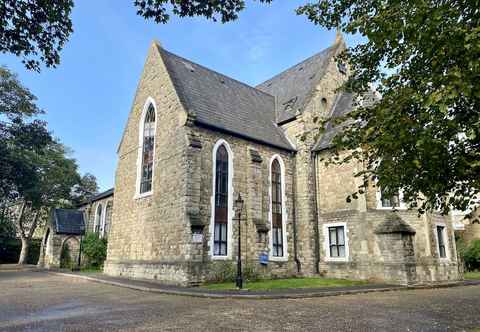 Lainnya Rare 1-bed Church Converted Apartment in London