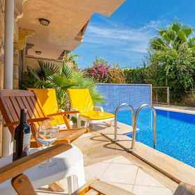 Room 1 วิลล่า เดนิซ พาราไดซ์, โรงแรม & ที่พัก Karya Villa