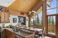 อื่นๆ Coyote Creek - Large Ski In/Ski Out Chalet with Amazing Views & Private Hot Tub