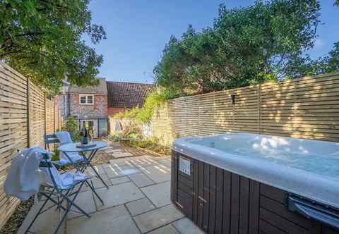 Others Luxury 1 bed Cottage With hot tub and log Burner