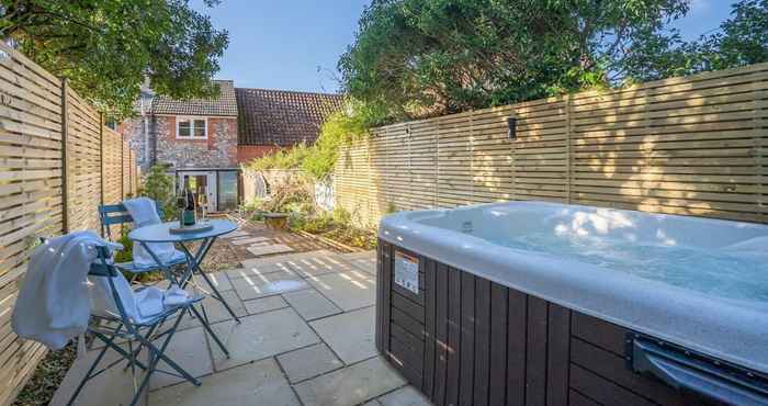 Others Luxury 1 bed Cottage With hot tub and log Burner