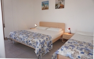 Lainnya 3 Three-room Apartment a Stones Throw From the sea for 5 by Beahost Rentals