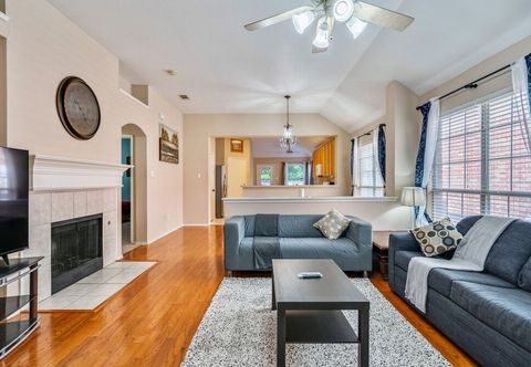 Others Centrally Located 3-bedroom and 2-bath The Colony Home With Great North Dallas Access 3 Home by Redawning