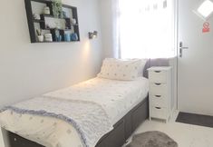 Others 3 Modern Studio Apartment in Newcastle Upon Tyne