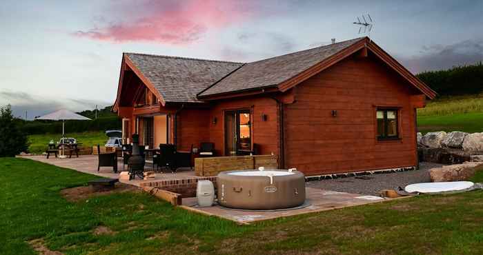 Lainnya Cuddfan Lodge on a Gorgeous Private Lake