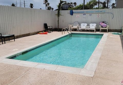Lain-lain Overlooks Pool Easy Walk to Beach #D 2 Bedroom Home by RedAwning