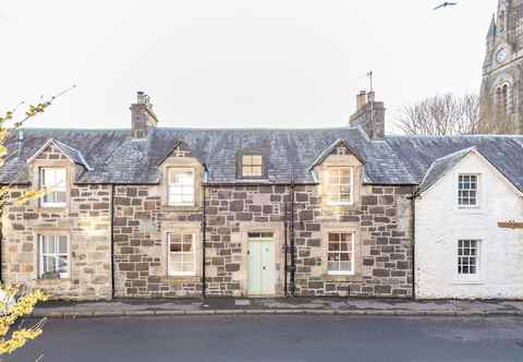 Others Charming Cardoon Cottage in Beautiful Village