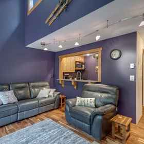 Primary image123SW - Luxurious - Wi-Fi - Fireplace - Sleeps 4,霍特科姆县飯店