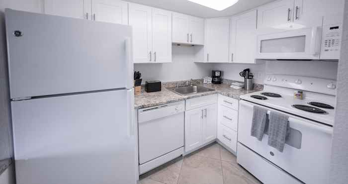 Others 125 Fully Furnished 1BR Suite-prime Location! by Redawning