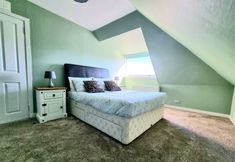 Others 4 Bright 4 Bed Family Home by the Canal