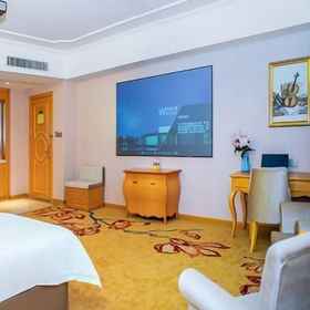 Room 1 维也纳酒店(信宜教育城江景店), 电白区 酒店