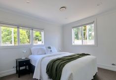 Others 2 Cheerful 5 - Bedroom Home - Free Parking