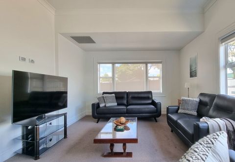 Others Cheerful 5 - Bedroom Home - Free Parking