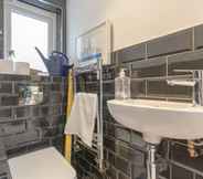 Others 7 Stylish 2 Bedroom Apartment in London