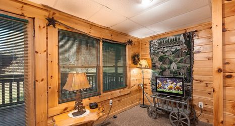 其他 2 Moose Tracks 3 Bedroom Cabin by RedAwning