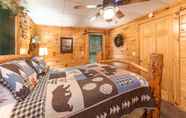 อื่นๆ 6 Moose Tracks 3 Bedroom Cabin by Redawning