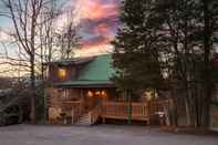 อื่นๆ Moose Tracks 3 Bedroom Cabin by Redawning