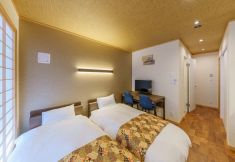 Others 7 Yadoya Suzume