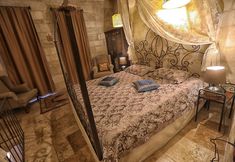 Khác 4 King Apart by Travellers