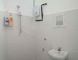 Others 2 Beautiful Double Room With Ac in Kuching Center
