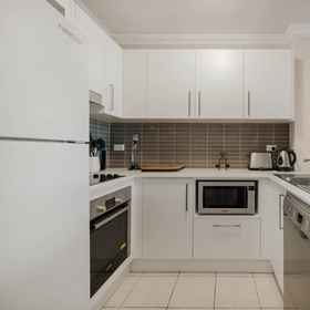 Room 1 Walk to Coogee Beach Apartment Retreat, Bondi to Bronte Coastal Walk Hotels