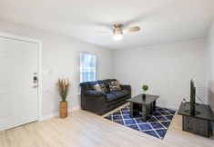 Others 2 Cozy 2BR Near UT Hyde Park Evonify