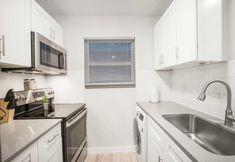 Lain-lain 5 Modern 1BR Near UT Hyde Park Evonify