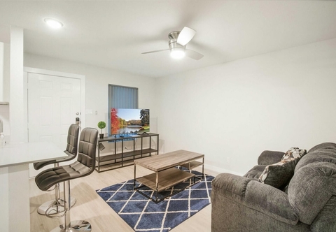 Lainnya Modern 1BR Near UT Hyde Park Evonify