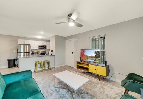 Others Modern 2BR Near UT Hyde Park Evonify
