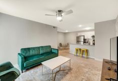 Others 2 Modern 2BR Near UT Hyde Park Evonify