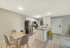 Others 5 Modern 2BR Near UT Hyde Park Evonify