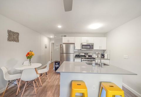 Others Modern 1BR Near UT Hyde Park Evonify