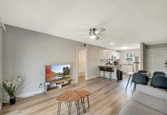 Others 2 Stylish 2BR Near UT Hyde Park Evonify