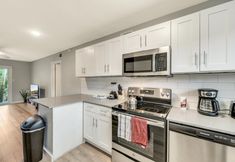 Others 5 Stylish 2BR Near UT Hyde Park Evonify