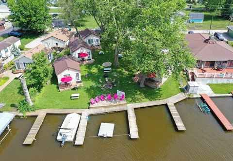 Khác Paradise Cove Lakeside Cottages