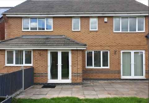 Khác Stunning 4-bed House in Walsall