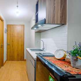 Private kitchen 6 コンフォータブル プールビュー スタジオルーム アット LRT シティ ジャティベニング アパートメント, バンク DKI KCP カリマラン パンカラン ジャティ ホテル