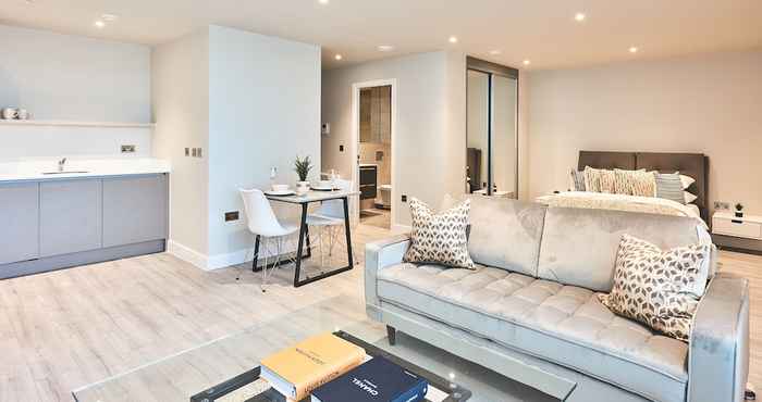 อื่นๆ Seven Living Bracknell - Luxurious Chic Studio Apartments