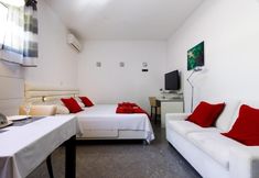 Others 3 Fully Equiped Apartments Next to the Beach
