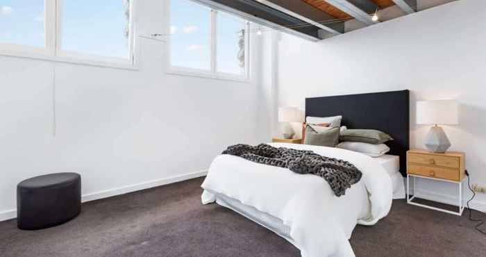 Lainnya Light-filled Converted Warehouse 2 Bedroom Apartment in Prahran