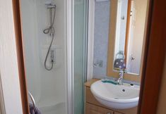 Lain-lain 5 2 Bedroom Caravan at Heacham Beach With Decking