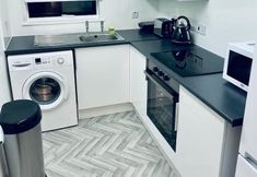 Lain-lain 4 Modern 2 Bedroom Apartment With Free Parking