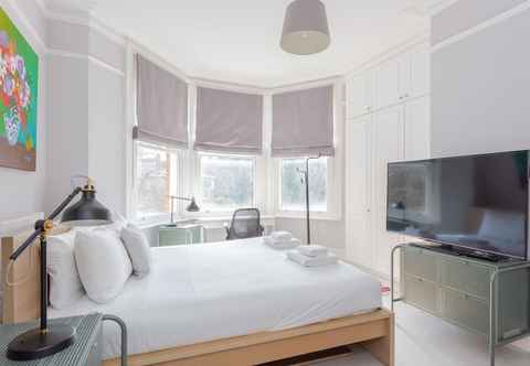 Lainnya Newly Renovated 3 Bedroom Apartment in North West London