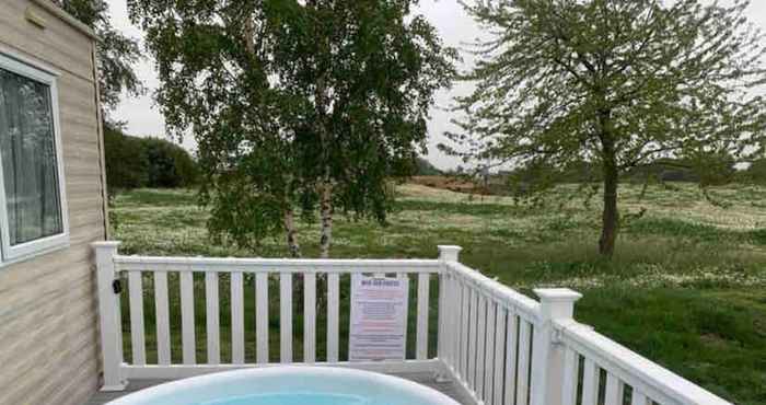 Others Lovely 3-bed Caravan With Hot Tub in Lincolnshire