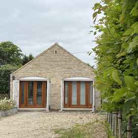 Primary image 1 วิทลีย์ โอลด์ การ์เรจ, โรงแรม & ที่พัก Avonleigh Organic Vineyard and Orchard